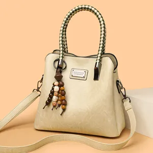 Elegante beige PU lederen dames handtas met gevlochten handvat en kraal bedel schoudertas