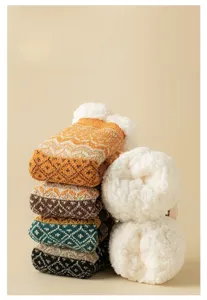 Détail de chaussettes d'hiver douillettes, texture en peluche épaisse, design chaud et antidérapant.