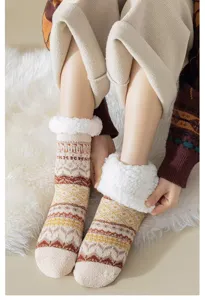 Chaussettes de sol chaudes et douillettes en polaire d'hiver avec motifs vintage et revers.