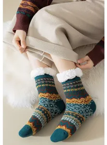 Gros plan détaillé de chaussettes thermiques d'hiver épaisses pour femmes motif ethnique.