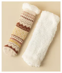 Gros plan de chaussettes d'hiver épaisses doublées en polaire avec motif nordique.
