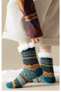 Gros plan détaillé de chaussettes d'hiver épaisses avec motif ethnique et revers en sherpa.