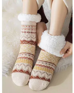 Gros plan sur le revers en peluche douillet et le motif tricoté chaud des chaussettes d'hiver.