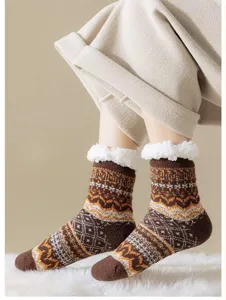 Gros plan de chaussettes d'hiver chaudes et epaisses en peluche avec motif retro et revers doux.