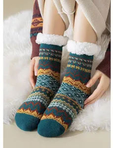 Gros plan de chaussettes d'hiver thermiques épaisses avec doublure polaire et motif ethnique.