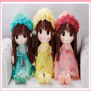 Primo piano dettagliato di simpatiche bambole di peluche con cappelli floreali e abiti di tulle.