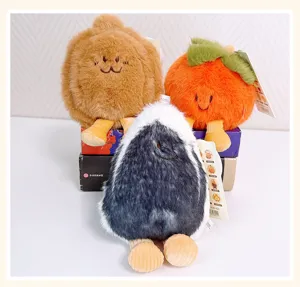 Simpatici peluche della serie tè con gambe in corduroy, dettagli di bambole morbide.