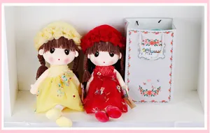 Set di bambole di peluche fata carine con abiti gialli e rossi, corona di fiori, regalo.