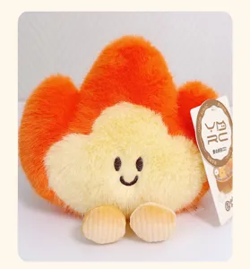 Dettaglio peluche carino, bambola fiamma arancione morbida primo piano, giocattolo creativo.