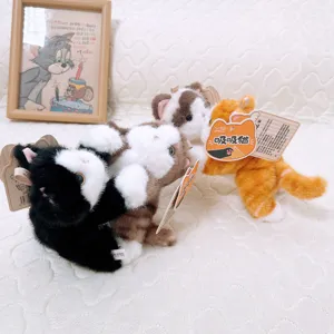 Vista dettagliata di simpatici peluche di gatto con magnete incorporato e morbida pelliccia.