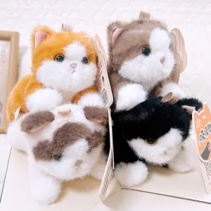 Primo piano dettagliato di simpatici gatti di peluche magnetici in vari colori vivaci.