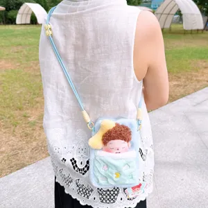 Bonito bolso cruzado de felpa para teléfono con diseño de muñeca rizada para uso diario.