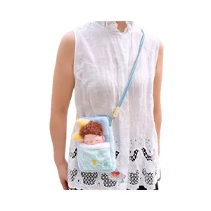 Bolso bandolera de felpa para teléfono con diseño de muñeca rizada, material suave y correa ajustable.