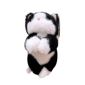Simpatico gatto di peluche bianco e nero con zampe magnetiche, morbida calamita da frigo.