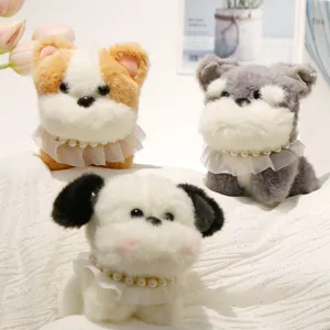 Primo piano dettagliato di simpatici cuccioli di peluche con colletto in pizzo di perle.
