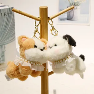 Dettaglio portachiavi cane peluche, simpatico cucciolo di stoffa con collana perle.