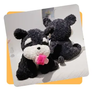 Simpatico peluche Schnauzer con lingua rosa, morbida bambola di peluche in dettaglio.
