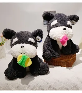 Primo piano dettagliato del simpatico peluche schnauzer bianco e nero con corda interattiva.