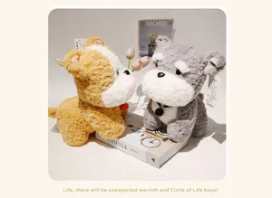 Dettagli di peluche cuccioli carini con pelliccia morbida e campanelli in setup accogliente.