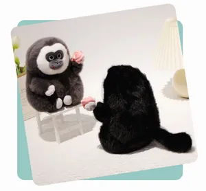 Dettaglio adorabile di peluche scimmia dal volto bianco con fiore di loto rosa in una scena carina.