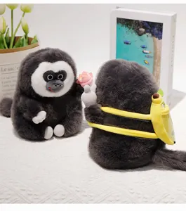 Dettaglio ravvicinato del simpatico peluche di scimmia dalla faccia bianca con zaino a banana.