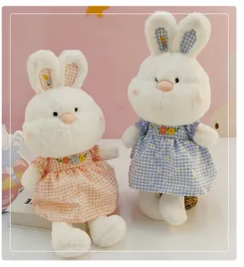 Joli jouet en peluche de lapin avec robe à carreaux, poupée douce pour chambre d'enfant.