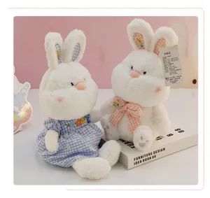 Adorable poupée en peluche de lapin avec robe et nœud, doux oreiller de compagnon.