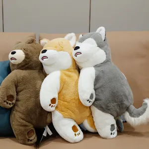 Dettaglio cuscino in peluche di animale dormiente carino, orso, shiba inu e husky.