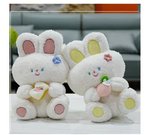 Dettaglio di peluche coniglio con orecchie in piedi, morbida bambola decorazione