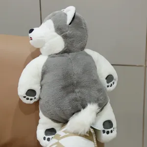 Dettaglio del cuscino in peluche husky carino con morbida pelliccia grigia e bianca e zampe.