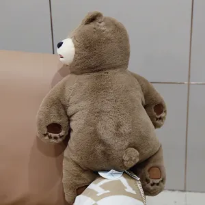 Vista dettagliata di un cuscino in peluche di orso marrone morbido, accessorio accogliente.