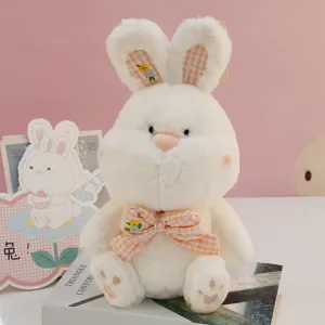 Mignon lapin en peluche douce animal en peluche avec nœud à carreaux et jouet pour enfant.
