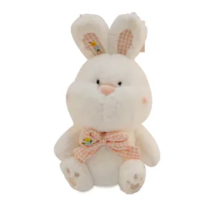 Adorable lapin en peluche avec nœud vichy rose et broderie florale pour poupée de sommeil.