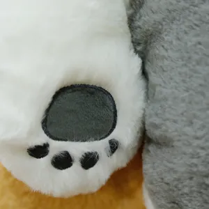 Primo piano dettaglio di morbida zampa di peluche con pelliccia bianca e soffice.