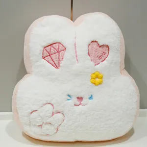 Cuscino in peluche coniglio carino con ricami dolci, morbido e confortevole per uso quotidiano.