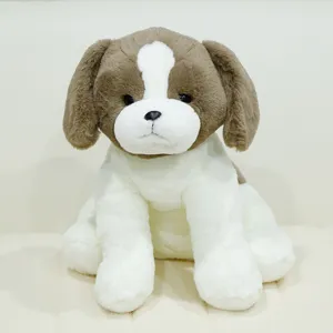 Primo piano dettagliato di un simpatico cucciolo di peluche con pelliccia morbida.