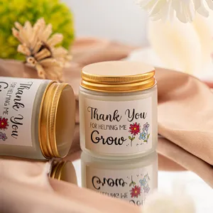 Vela aromática en tarro de vidrio esmerilado con tapa dorada ideal para decoración y regalos.