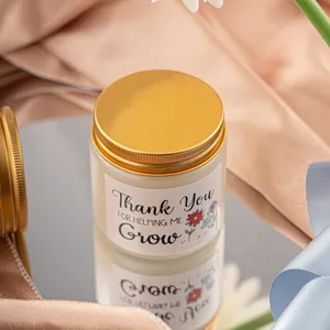 Detalle de tarro de vela aromática esmerilada, tapa dorada, decoración de regalo de agradecimiento.