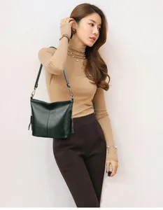 Dunkelgrüne Leder Umhängetasche für Damen, klassische Vintage Beuteltasche mit Quasten Design.