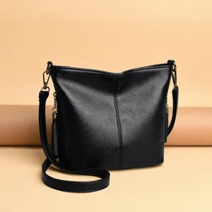 Schwarze Kunstleder Beuteltasche mit Quaste, stilvolle Vintage Umhängetasche für Damen.