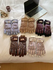 Gants de ski imperméables vue de détail, gants de sport d'hiver chauds et épais à carreaux