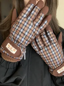 Gants de ski imperméables à carreaux rétro vue de détail, hiver chaud molleton cyclisme.