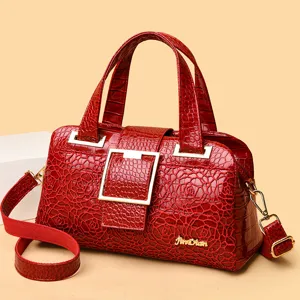 Borsa a mano rossa da donna in pelle con stampa coccodrillo manico e tracolla vista principale.