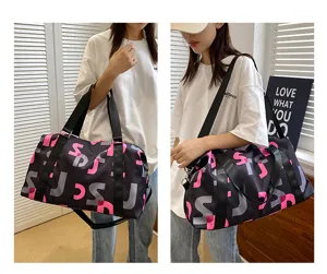 Sac de sport noir stylé avec impression de lettres abstraites colorées, vue détaillée.