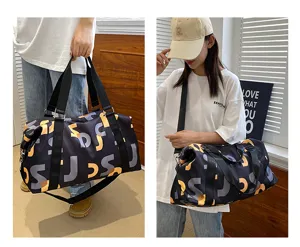 Grand sac de sport et de voyage avec imprime de lettres stylise, ideal pour fitness et loisirs.