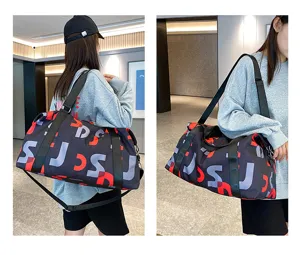 Grand sac de sport pour femme, sac de voyage stylé avec motif pour le fitness et les week-ends.