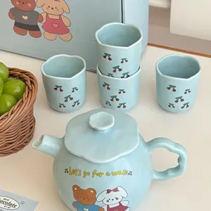 Stilvolles koreanisches Keramik-Teeset mit Kanne und vier Tassen in sanftem Pastellblau.
