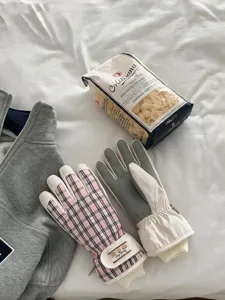 Gants de ski imperméables à carreaux rétro avec doublure en peluche chaude pour sports d'hiver.