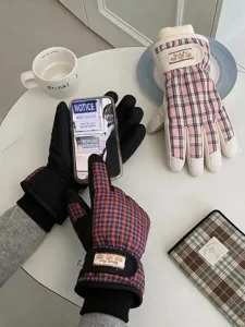 Vue détaillée de gants de ski imperméables à carreaux vintage, gants d'hiver thermiques.