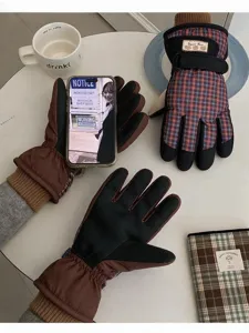 Détail gants de ski imperméables à carreaux rétro, doublure polaire et paume antidérapante.